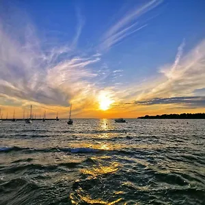 Emily Deluxe Superior 5 Star Apartment, Your Piece Of Heaven With Sea & Park View Apartment Novigrad Istria